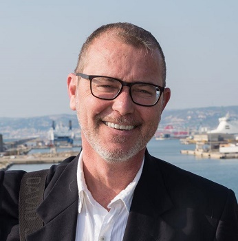 Régis Virlouvet devant le port de Marseille - DR Régis Virlouvet devant le port de Marseille - DR