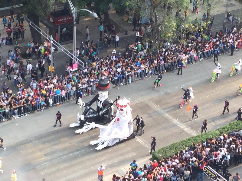 Unis dans la mort. Mexico a, pour la seconde fois en 2017, organisé un défilé pour la Fête des Morts - DR : J.-P.C.