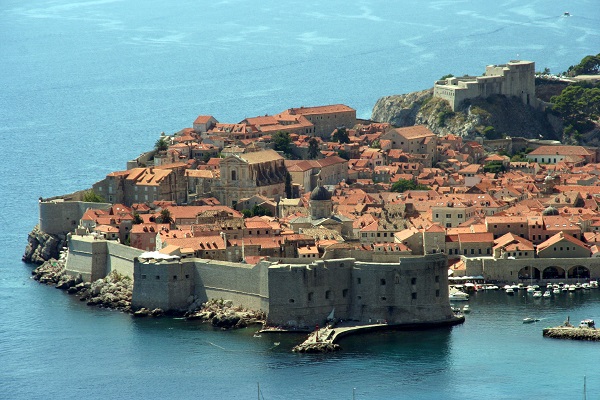 La ville croate fortifiée souhaite faire durer la saison touristique par ces visites gratuites - Crédit photo : JD