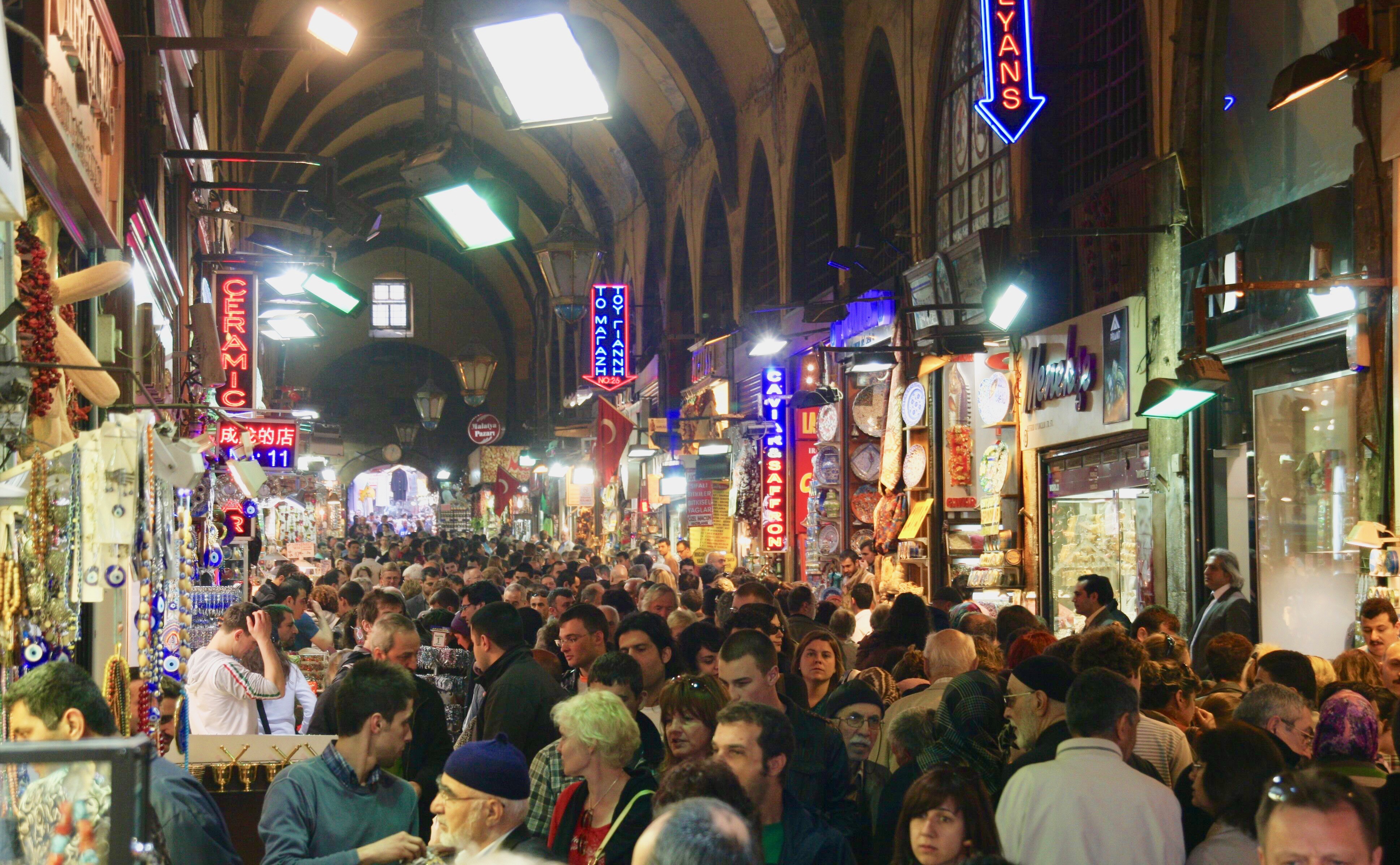 Alors que les Européens peinent à faire leur retour, les touristes se bousculent toujours aussi nombreux dans le Grand Bazar d'Istanbul / Crédit photo : JDL