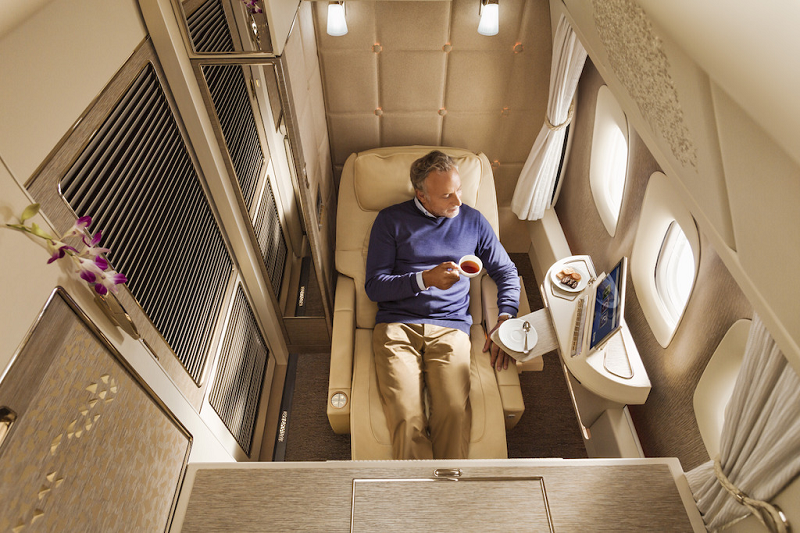 Les sièges s’inclinent à 180° pour se transformer en lit et peuvent être placés dans une position « gravité zéro » inspirée de la NASA explique Emirates dans un communiqué de presse - Photo DR Emirates