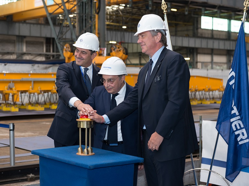 Gianni Onorato (P-DG de MSC Croisière), Giuseppe Bono (P-DG de Fincantieri) et Pierfrancesco Vago ( directeur exécutif de MSC Croisières) lors de la livraison du MSC Seaside - Crédit photo : MSC Croisières