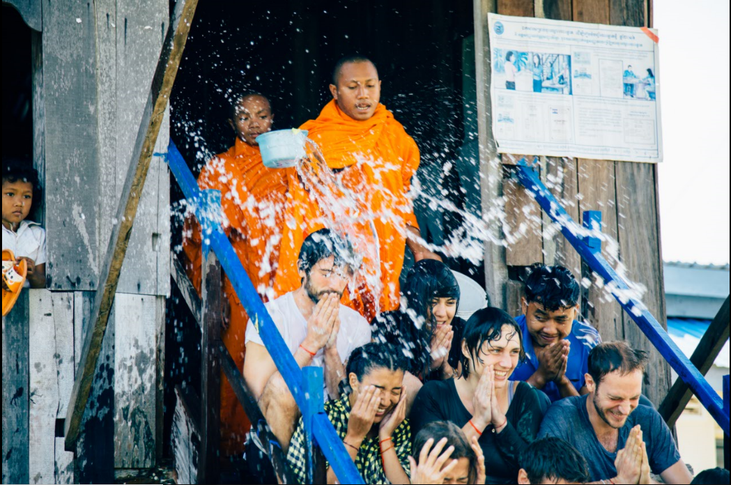 Un groupe de voyageurs au Cambodge. - Double Sens