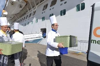 Escale de Savone. Lutte contre le gaspillage alimentaire en partenariat avec la Banque Alimentaire d'Italie. Les repas non servis le vendredi soir sont réfrigérés et distribués le samedi matin à une association caritative. Crédit Costa.