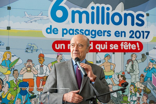 Alain Juppé, maire de Bordeaux lors de la célébration du record des 6 millions de passagers en 2017 à l'aéroport de Bordeaux - DR Aéroport de Bordeaux