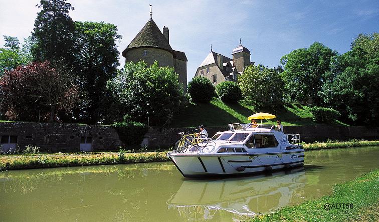 Plaisance sur le canal du Nivernais. @ADT58. Plaisance sur le canal du Nivernais. @ADT58.