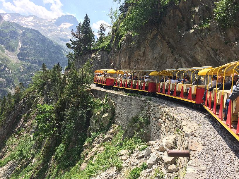 Le Train d'Artouste a fêté ses 86 ans. Allure paisible à flanc de montagne. Photo Altiservice.