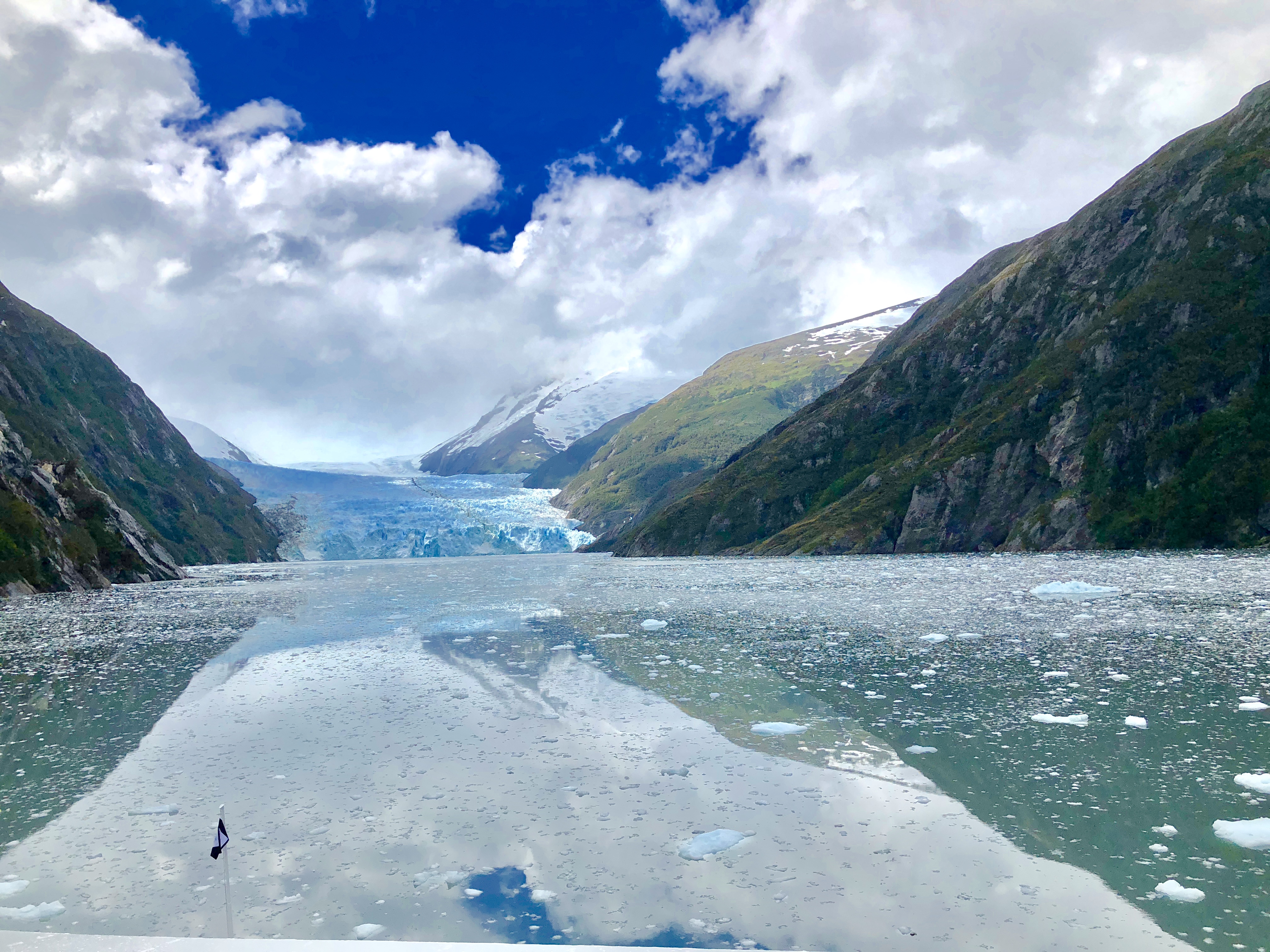 L'eau et la glace se fondent dans la ligne d'horizon dans le glacier Garibaldi... /photo JDL