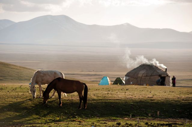 à la rencontre des nomades au bord du lac Song Kul, kirghizistan - DR Terres d'Aventure