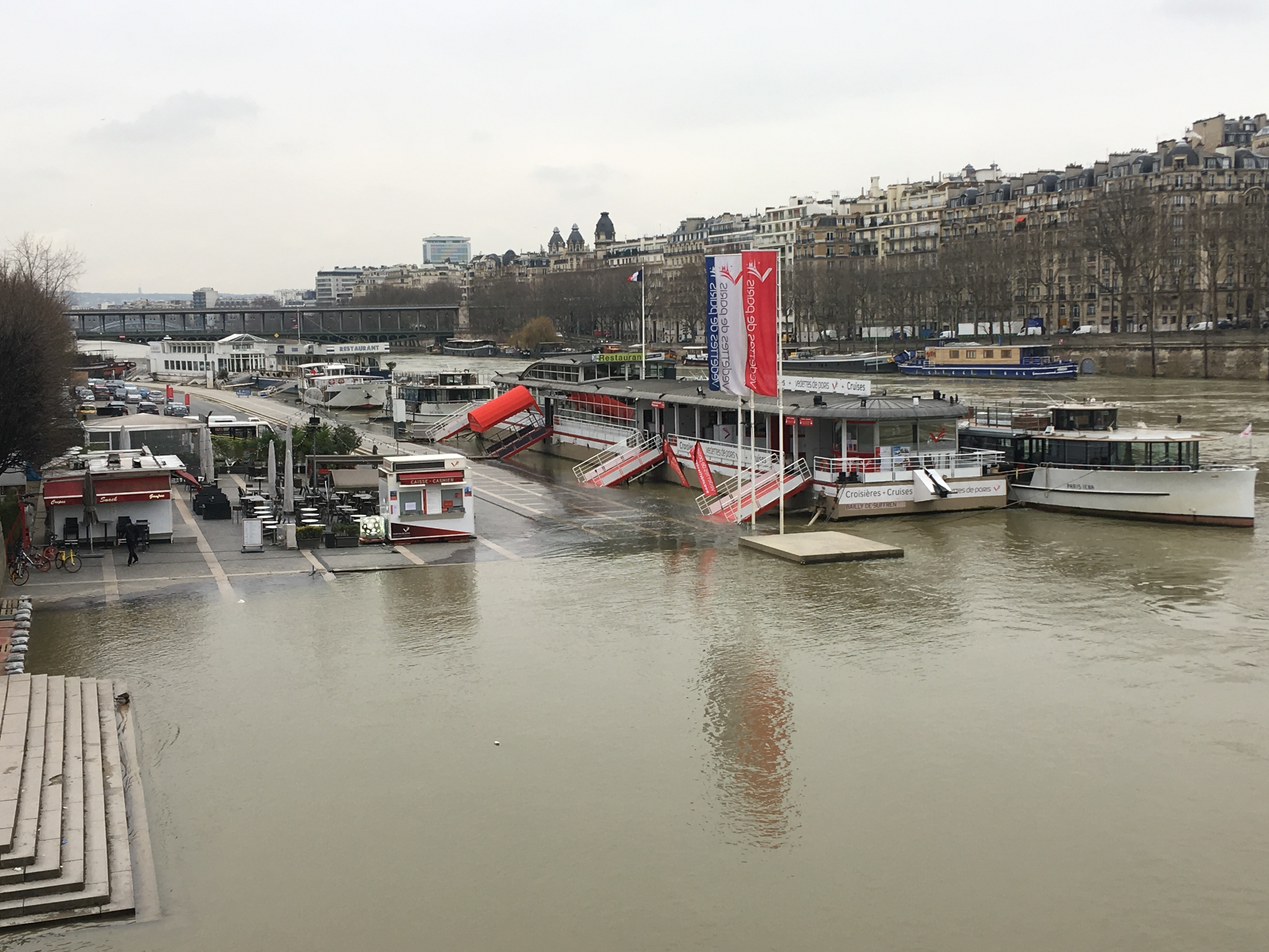 Depuis le 22 janvier, la crue de la Seine a imposé aux compagnies de croisière fluviale de stopper leur activité - DR CL
