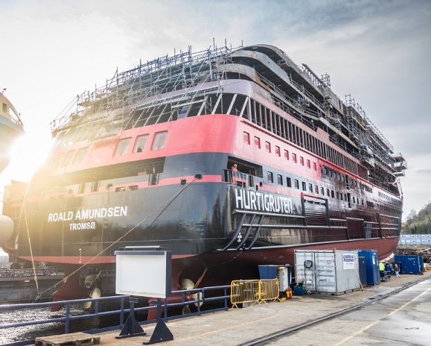 Hurtigruten : mise à l'eau du MS Roald Amundsen