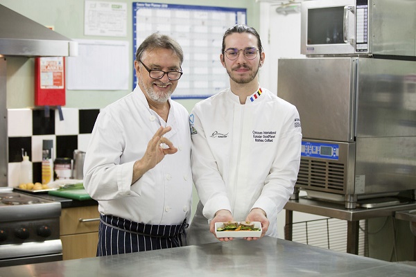 La deuxième édition du concours de cuisine d'Eurostar est lancé, ici le gagnant de la précédente édition et le chef  Eric Blanc - Crédit photo : Eurostar