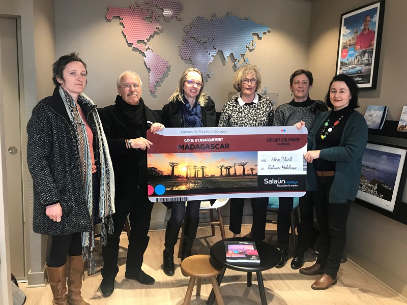 Sur la photo de gauche à droite Helène ROZE (gagnante des palmes catégorie hébergement)  Christian OROFINO Aline PILARD (la gagnante du voyage) Annie HAINGAND (responsable des agences Salaun) Agathe (chef de l'agence SALAUNde Vitré) Leslie (agent de voyage à l'agence SALAUN de Vitré) - Photo DR Sur la photo de gauche à droite Helène ROZE (gagnante des palmes catégorie hébergement)  Christian OROFINO Aline PILARD (la gagnante du voyage) Annie HAINGAND (responsable des agences Salaun) Agathe (chef de l'agence SALAUNde Vitré) Leslie (agent de voyage à l'agence SALAUN de Vitré) - Photo DR