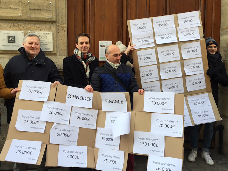 Devant les locaux de Schneider France, mercredi 28 février © PG Tourmag