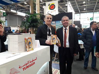 Au SMT, devant le stand de la Tunisie,  Dominique Auzias président des éditions "Petit Futé" et Sami Gharbi le nouveau directeur de l'ONTT sur le marché français. MS.