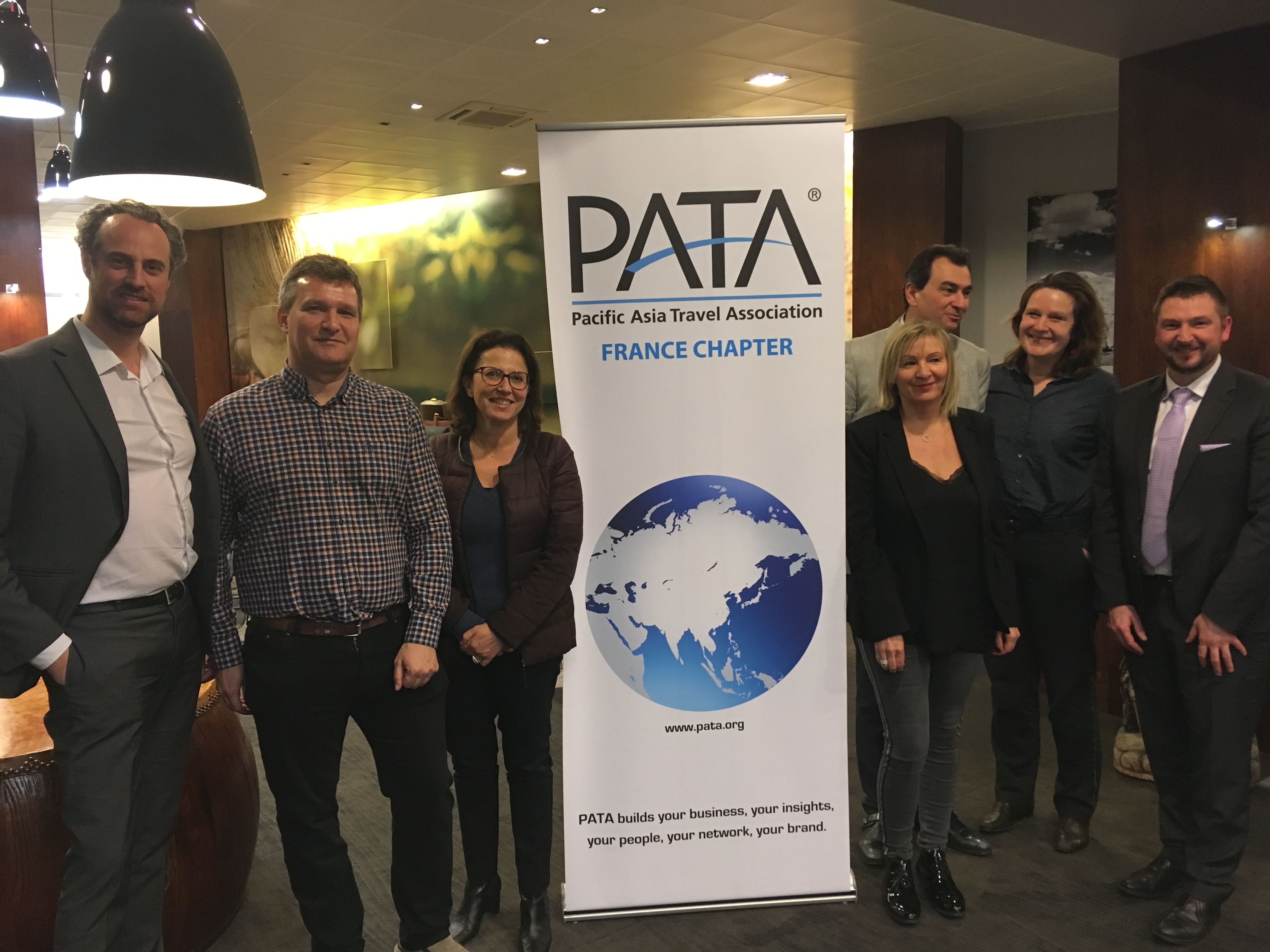 A gauche, Guillaume Linton, président de PATA France avec le bureau de l'association, Chris Crampton, président de PATA UK et Sébastien Cron de Forwardkeys. - CL