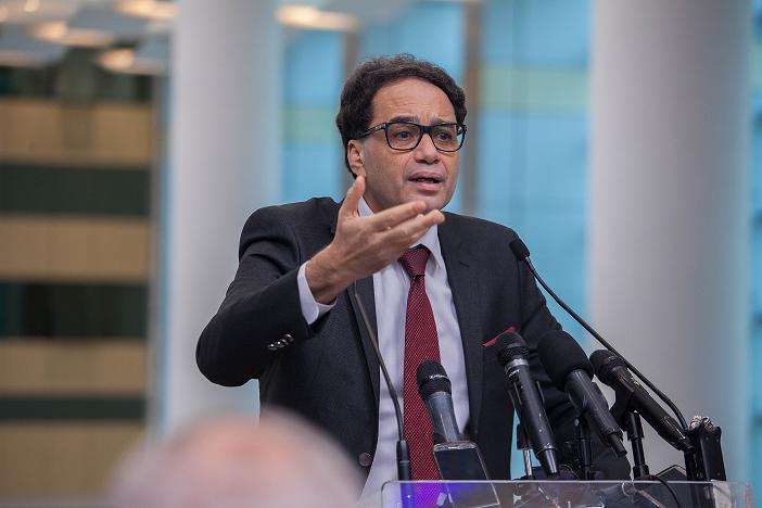 Mohamed Zine el Abidine l'actuel ministre de la Culture lors de sa conférence de presse avant l'inauguration officiellel. il y a plus de 15 ans il avait piloté le Comité de lancement du complexe. Photo presse Cité Culture. Mohamed Zine el Abidine l'actuel ministre de la Culture lors de sa conférence de presse avant l'inauguration officiellel. il y a plus de 15 ans il avait piloté le Comité de lancement du complexe. Photo presse Cité Culture.