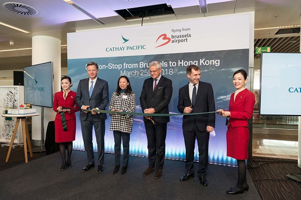 La découpe du traditionnel ruban lors de l'inauguration de la ligne  Bruxelles - Hong Kong - Crédit photo : Cathay Pacific