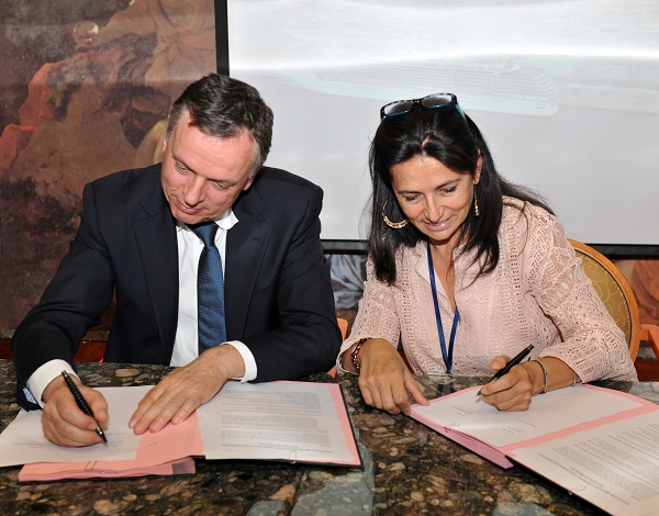 À bord du Costa Mediterranea, le PDG du Groupe Costa, la compagnie de croisières leader en Europe, et la Directrice générale du port de Marseille Fos (GPMM) ont signé un protocole d’accord - Crédit photo : Costa