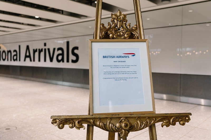 Pour fêter l’arrivée du petit garçon au sein de la famille royale, British Airways a mis une réplique du chevalet royal dans son hall des arrivées, situé au Terminal 5 de l’aéroport d’Heathrow - DR : British Airways