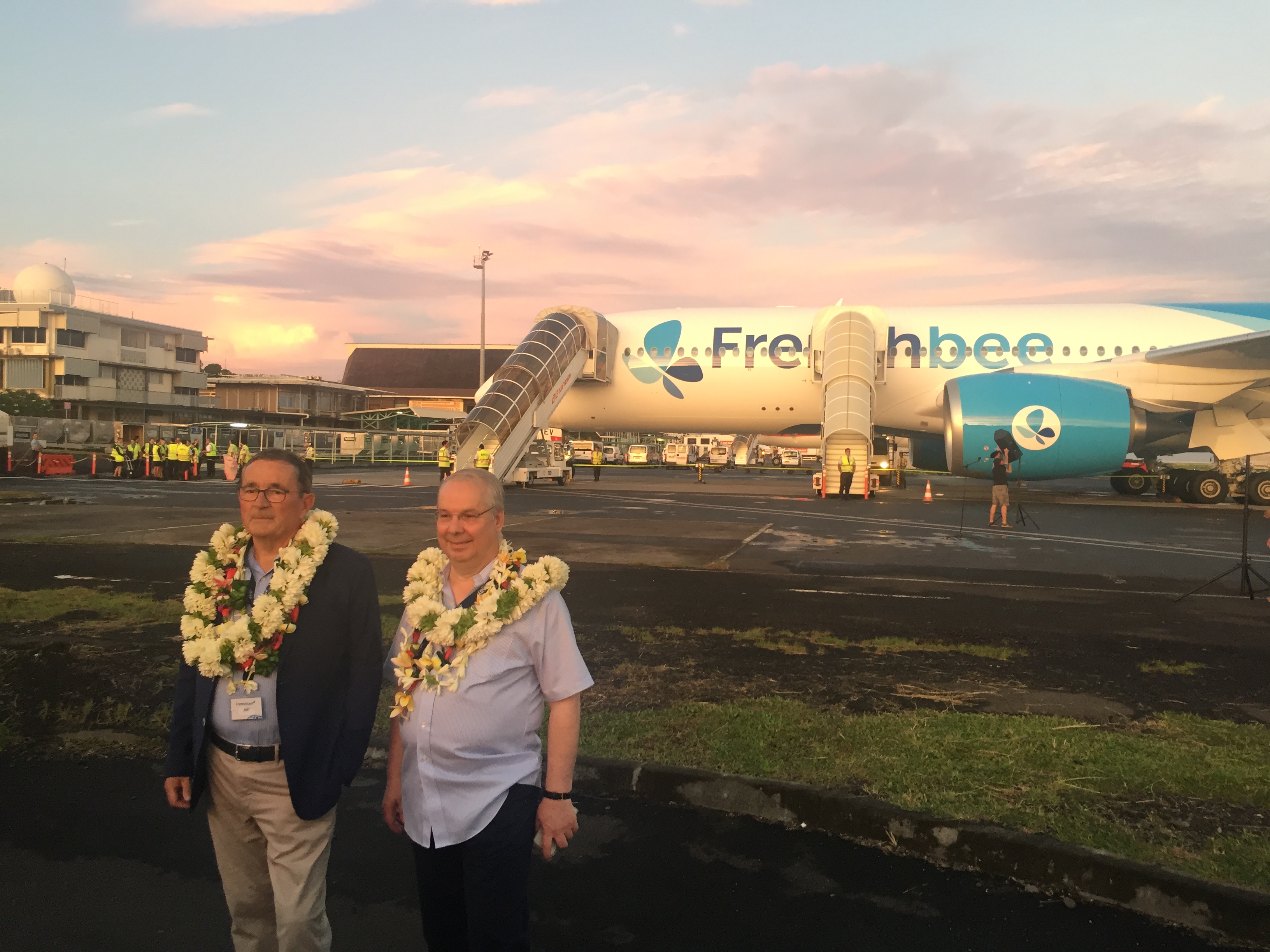 Jean-Paul Dubreuil et Marc Rochet posent devant leur nouveau A350-900, samedi 12 mai à l'aéroport de Papeete-Faaa © PG TM