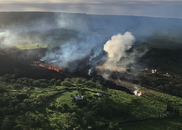 Une des nombreuses fissures observées autour du volcan Kilauea à Hawaii - Crédit photo : compte Twitter @USGSVolcanoes