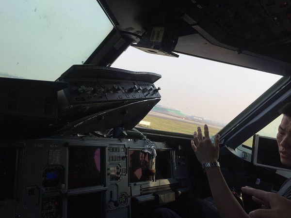 Explosion de la vitre d'un cockpit d'un Airbus de Sichuan Airlines  - Crédit photo : compte Twitter @ChinaAvReview
