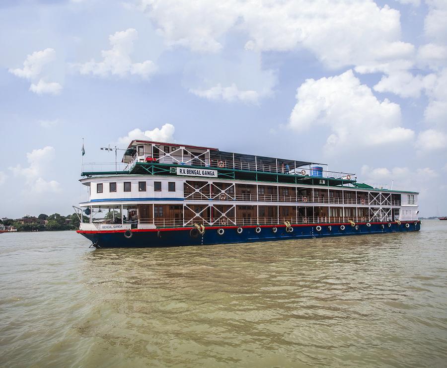Le R/V Bengal Ganga sur le fleuve Hooghly pénètre l’Inde sacrée. Le programme inclut un transfert de 2 jours à Bénares, avec transfert aérien au départ de Calcutta. Construit en Birmanie en 2004, remis à neuf en 2006, c’est un bateau de style colonial qui accueille 56 passagers seulement - DR : RDM