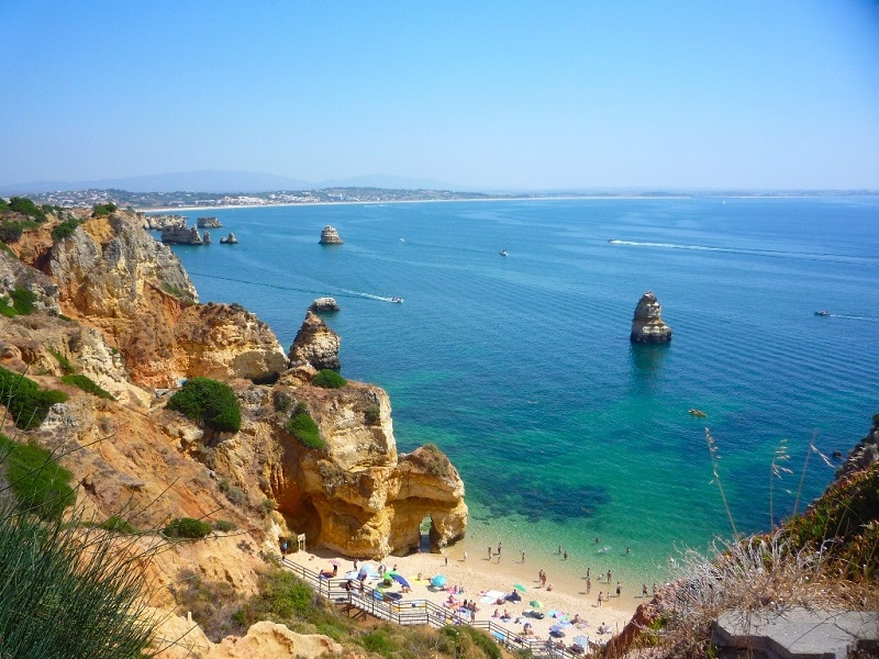 le tourisme est incontestablement un vecteur particulièrement vivifiant pour l'économie du Portugal - Crédit photo : creative commons flickrNatalia (plage Camilo, Algarve)