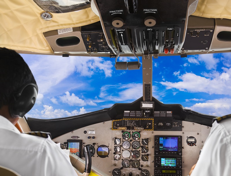 Il n’y a pas si longtemps que cela, c’est-à-dire à dire durant les années 80, la plupart des appareils long-courriers se pilotaient à trois personnes - © Nikolai Sorokin - Fotolia.com Il n’y a pas si longtemps que cela, c’est-à-dire à dire durant les années 80, la plupart des appareils long-courriers se pilotaient à trois personnes - © Nikolai Sorokin - Fotolia.com