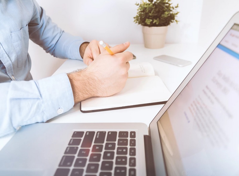 CV : "Pendant un entretien, le recruteur veut être rassuré. En France, on est méfiant. On est dans une logique de crainte, on n’a pas envie de se tromper. Le moindre défaut de confiance est éliminatoire !" - CCO Jeshoots.com Jan Vasek (Unsplash) CV : "Pendant un entretien, le recruteur veut être rassuré. En France, on est méfiant. On est dans une logique de crainte, on n’a pas envie de se tromper. Le moindre défaut de confiance est éliminatoire !" - CCO Jeshoots.com Jan Vasek (Unsplash)