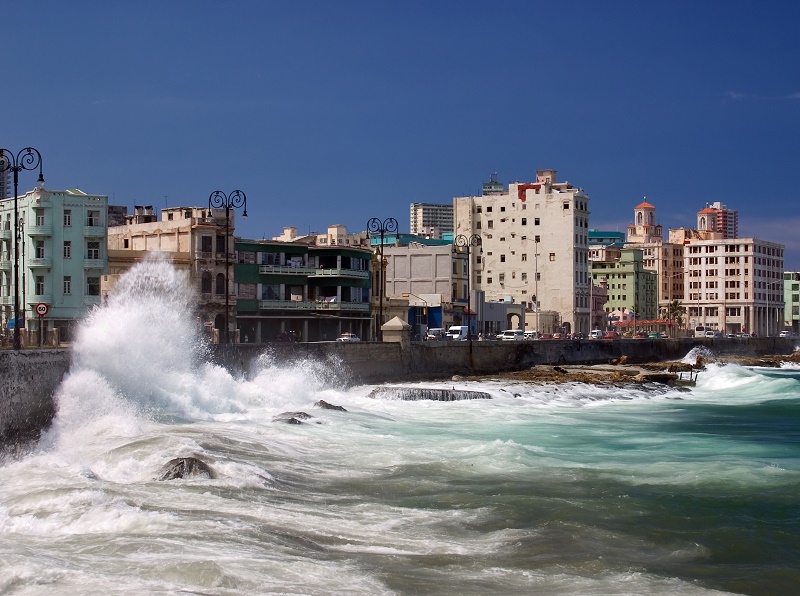 La mer démontée sur le Malecon - DR : Havanatour