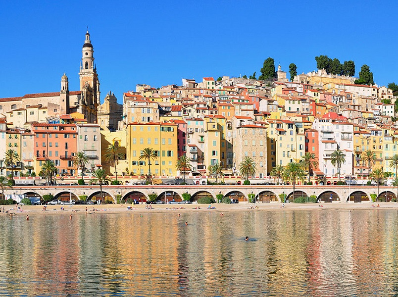 La Côte d'Azur est l'un des territoires les plus prisés en France - photo : Menton, crédit : Tobi 87 wikicommons