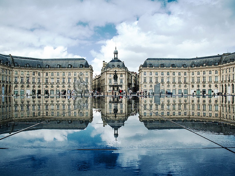 Bordeaux, place de la Bourse : la ville est passé de 400 millions € à 1,2 milliard de retombées touristiques en 10 ans - DR : Xellery wikicommons