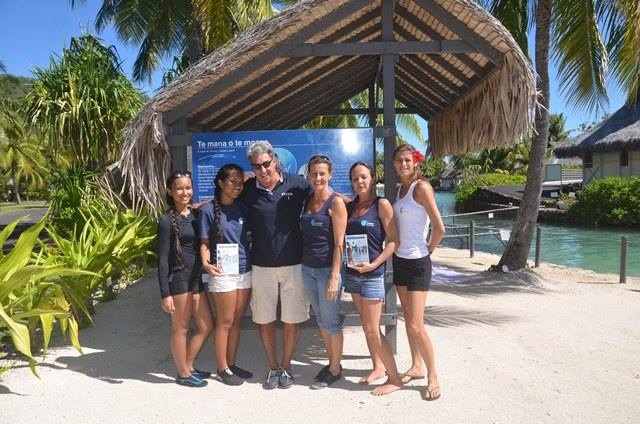 Jean Dionnet et les membres de l'association Te Mana O Te Moana à l'occasion de la fête des océans en Polynésie - DR