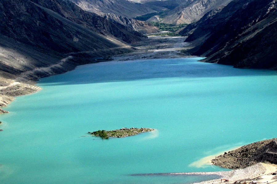 Le lac Satpara est situé à une altitude de 2 636 mètres (8 650 pieds) et s’étend sur une superficie de 2,5 km² - crédit photo : ambassade du Pakistan