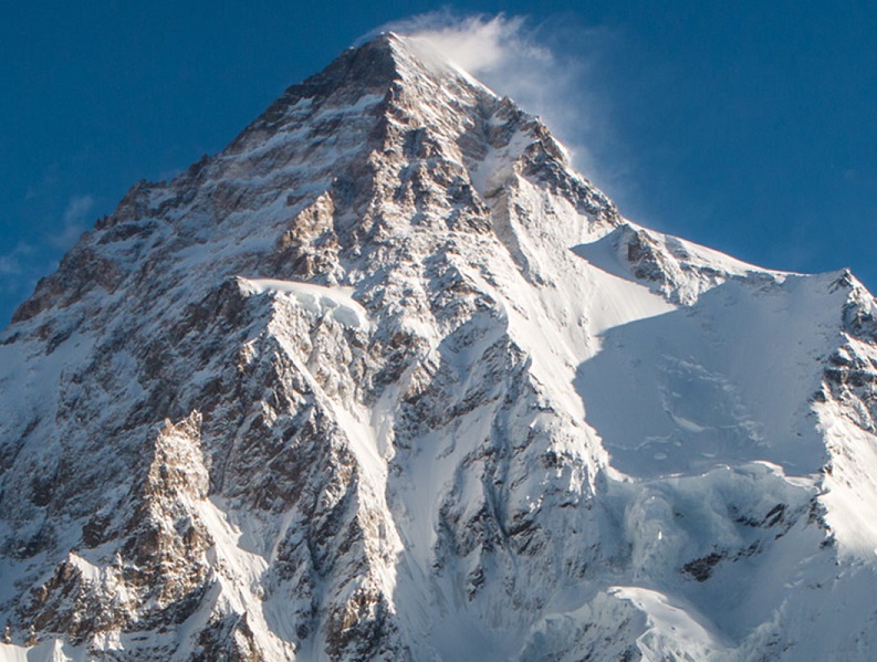 Dans le massif du Karakoram (ou Karakorum), le K2 est le 2e plus haut sommet du monde, avec l’altitude officielle de 8 611 m – crédit photo : ambassade du Pakistan