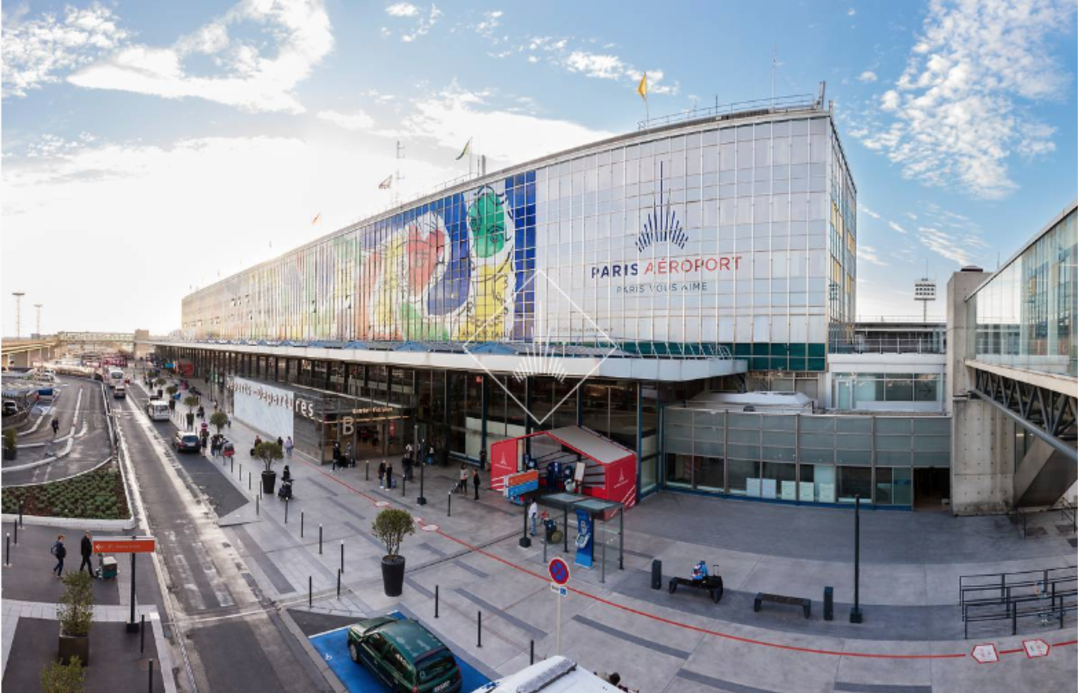 Vue extérieure du terminal Sud d'Orly, centre des problèmes de saturation qu'avait connus l'aéroport l'été dernier © Gwen Le Bras pour Aéroports de Paris SA