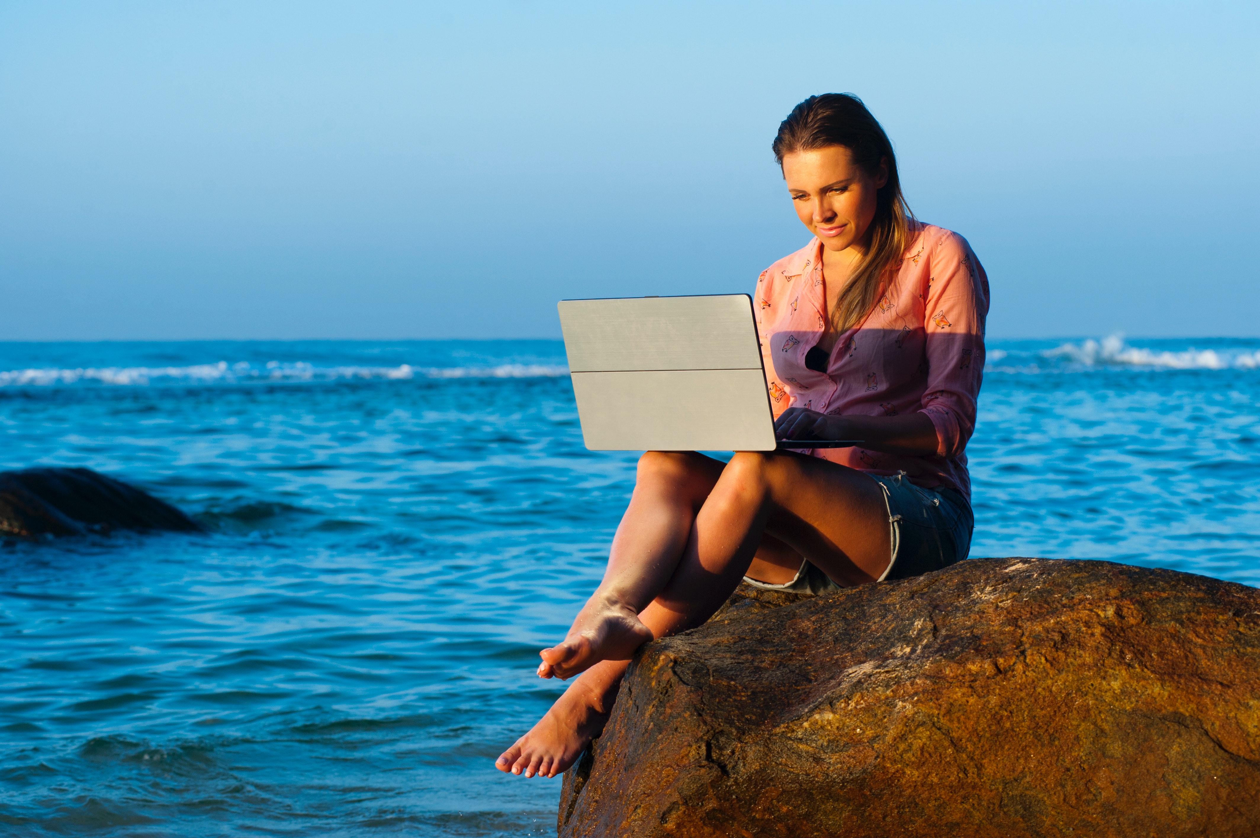 Postuler l'été, de la plage, est le moment idéal, avant le pic de candidatures de la rentrée ! - Photo libre de droit