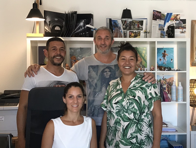 Laurent et Dounia Munda à droite sur la photo et leurs collaborateurs dans l'agence - Photo DR