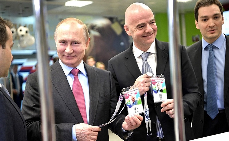 V. Poutine présentant sa carte Fan ID - Crédit: kremlin.ru