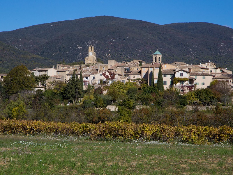Lourmarin, un village pas vraiment perché mais suffisamment élevé pour imposer sa grâce délicate et pastel - DR : Alain Hocquel - Vaucluse Tourisme