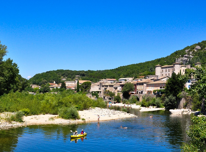 Au pied de la muraille, le village s’est blotti entre la pierre et l’eau, contraint de calfeutrer ses maisons pour exploiter au mieux le faible espace disponible - DR : A. Renaud Goud ADT07