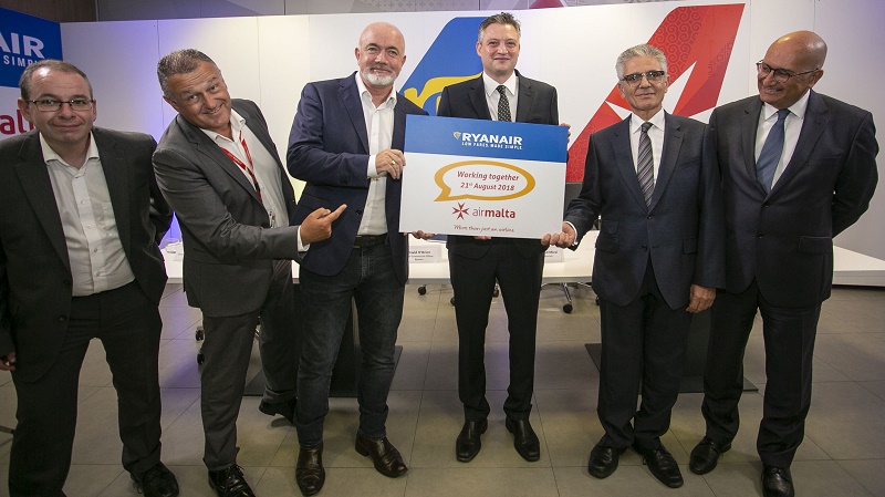 Ciaran Brannigan (Ryanair), Paul Sies (Air Malta), David O’Brien (Ryanair), Hon Dr. Kondrad Mizzi (Ministre du Tourisme), Dr. Charles Mangion (Air Malta) and Joseph Galea (Air Malta)  - DR