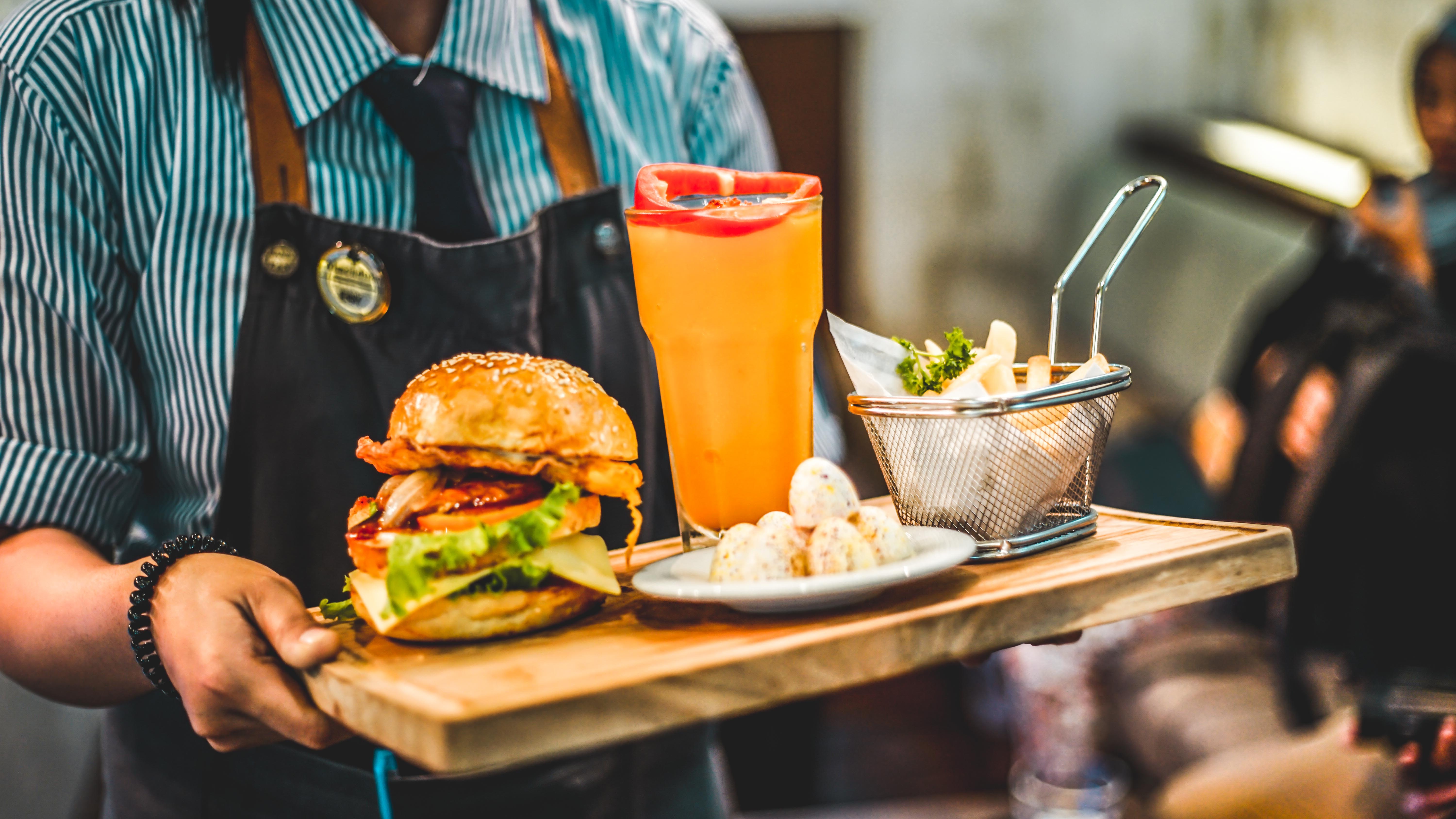 Les serveurs de cafés et de restaurants sont très demandés en Île-de-France, Occitanie et Normandie, selon le baromètre de l'emploi Qapa.fr publiée  en août 2018. - Photo libre de droit.