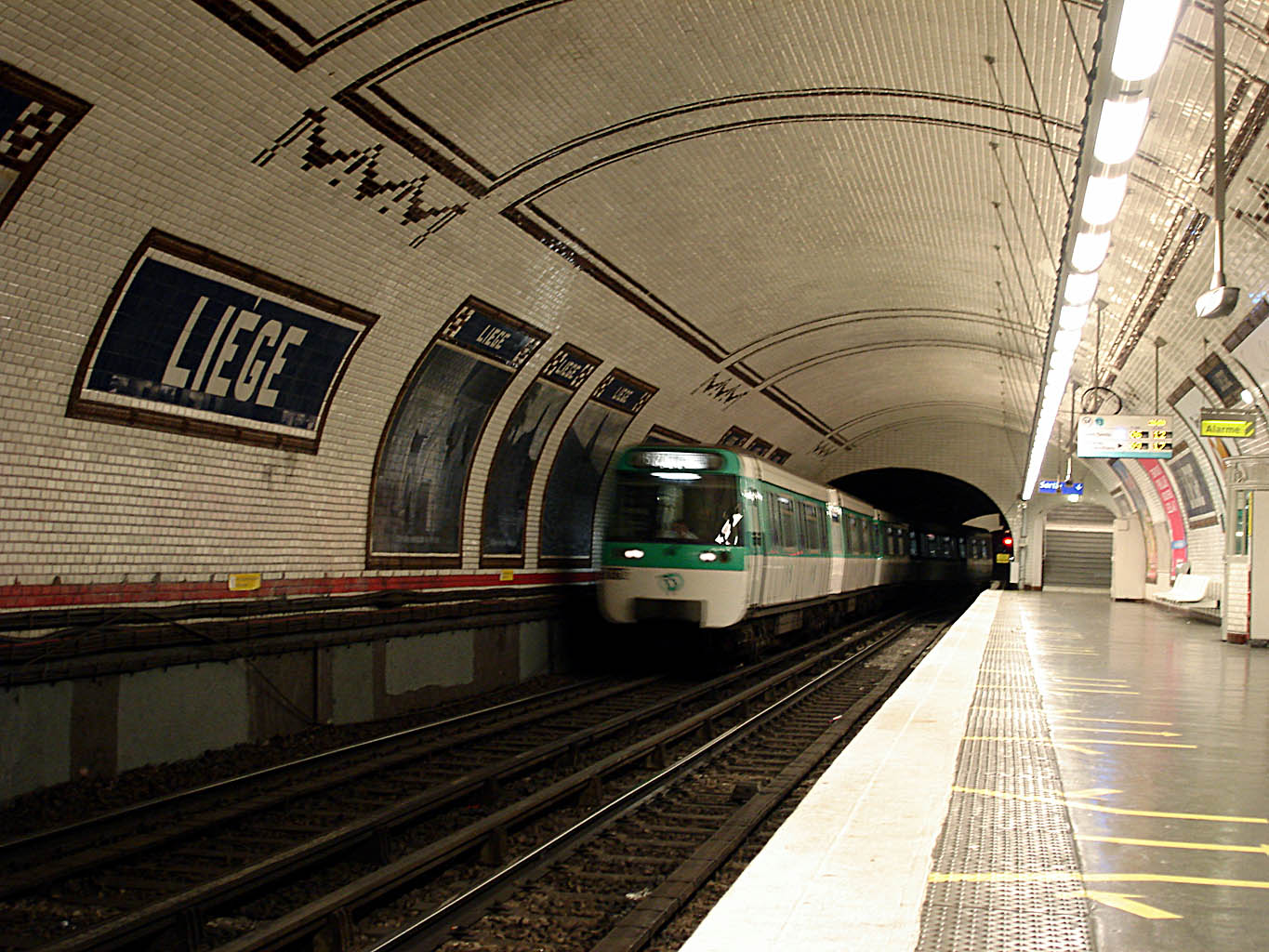 Метрополитены франции. Метро Парижа. Станция парижского метро Liege. Париж 13 метро. Метро Франции Париж.