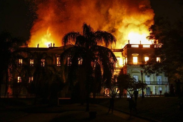 Le Musée national de Rio de Janeiro a été victime d'un terrible incendie - Crédit photo : compte Twitter @jornalOGlobo