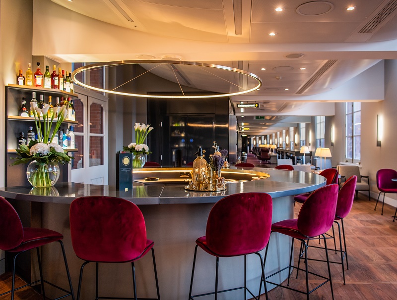 ce nouveau bar circulaire, designé tout en noir et or, propose aux voyageurs une sélection de cocktails gratuits exclusivement créés par le London Cocktail Club - DR : Eurostar