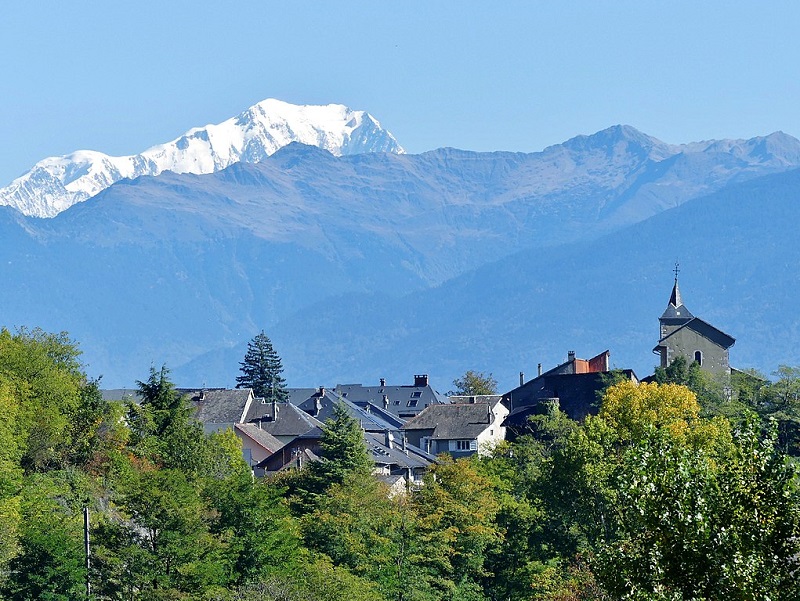 Le village d'Arbin et le Mont Blanc - crédit photo : wikicommons - Florian Pépellin