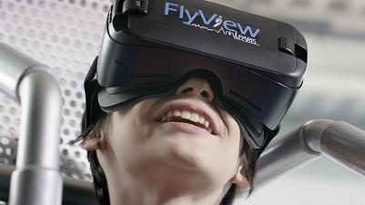 Equipé d’un casque de réalité virtuelle  le Flyviewer se prépare à visiter Paris "autrement". Photo FlyView Paris.